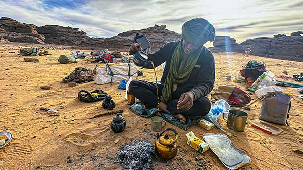뜨거운 모래 위에서 피어오르는 투아레그 차는 광막한 사하라 속에서도 인간의 온기를 전해 준다.