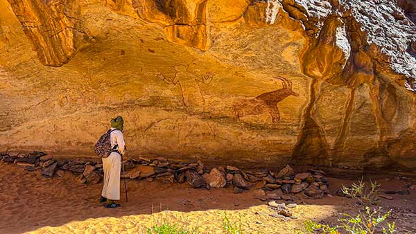 타실리나제르 고원의 암벽에 새겨진 ‘화이트 세파르의 위대한 신’이라 불리는 대표적인 선사시대 암각화.