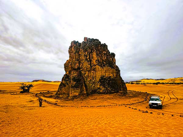 쟈넷 사막 지역에 위치한 거대한 사암 바위, 이 바위에는 기원전 6000년경에 새겨진 것으로 추정되는 소의 음각화가 있다.