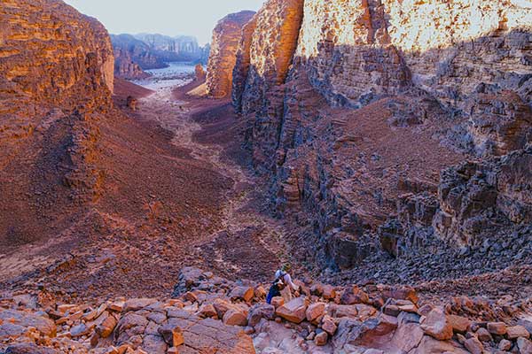 타실리나제르 고원의 중심부 오운 아그르브른으로 이어지는 깊은 협곡, 멀리 보이는 좁은 바닥길은 한때 사하라의 물길이었다.