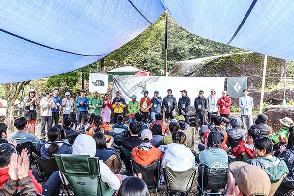 첫날 참가자들 앞으로 스태프가 모였다.