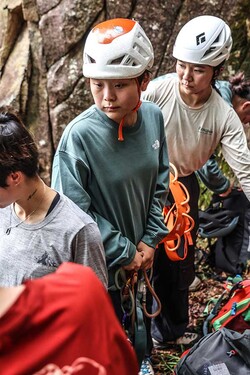 첫날 밤, 참가자들이 둥글게 모여 앉아 각자 클라이밍에 관한 생각을 나눴다. 다음날엔 저승봉으로 이동해 등반과 교육을 진행했다.