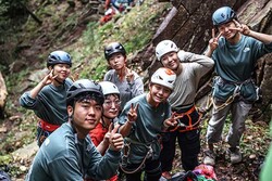 첫날 밤, 참가자들이 둥글게 모여 앉아 각자 클라이밍에 관한 생각을 나눴다. 다음날엔 저승봉으로 이동해 등반과 교육을 진행했다.