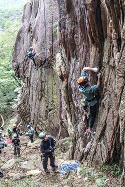 첫날 밤, 참가자들이 둥글게 모여 앉아 각자 클라이밍에 관한 생각을 나눴다. 다음날엔 저승봉으로 이동해 등반과 교육을 진행했다.