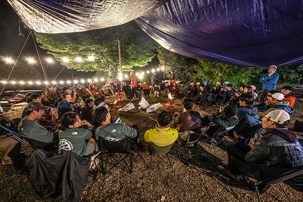 첫날 밤, 참가자들이 둥글게 모여 앉아 각자 클라이밍에 관한 생각을 나눴다. 다음날엔 저승봉으로 이동해 등반과 교육을 진행했다.