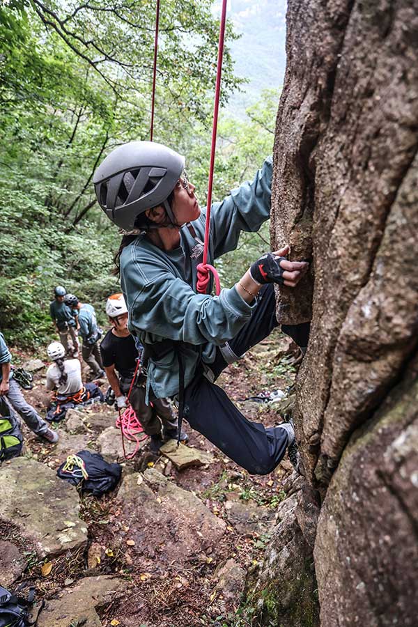 첫날 밤, 참가자들이 둥글게 모여 앉아 각자 클라이밍에 관한 생각을 나눴다. 다음날엔 저승봉으로 이동해 등반과 교육을 진행했다.