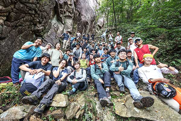 저승봉 앞에 모인 참가자들. 젊은층이 대다수였다.