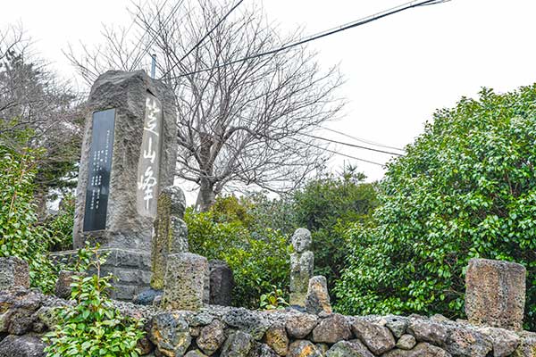 삿갓오름 들머리. 커다른 표석이 눈길을 끈다.