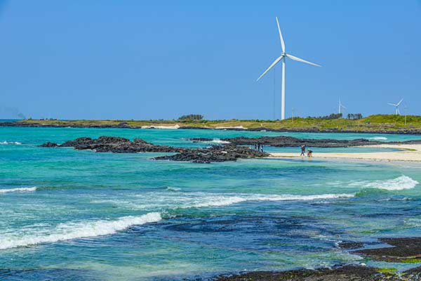 김녕의 바다. 삿갓오름과 함께 둘러볼 만하다.