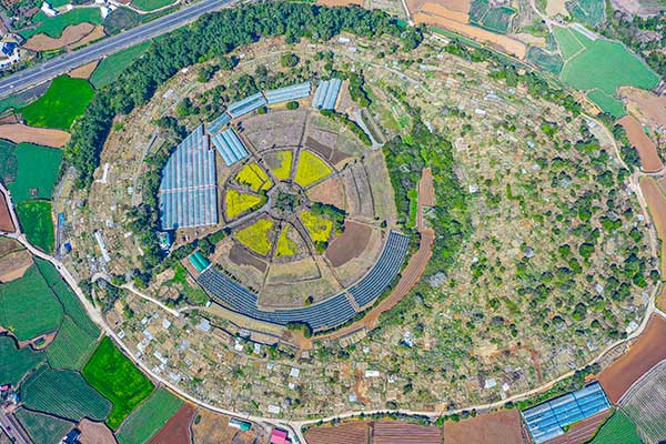 삿갓오름과 굼부리. 피자처럼 생긴 굼부리엔 밭뙈기가 연못을 중심으로 방사형으로 펼쳐진다.