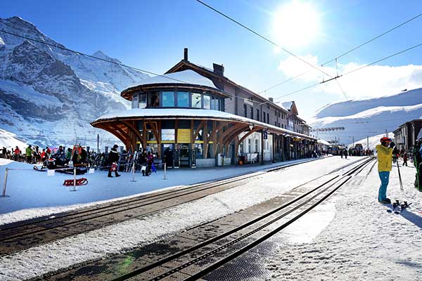 클라이네 샤이텍역(2,061m). 스키, 썰매, 하이킹 같은 겨울 레포츠의 중심이 되는 역이다. 산장호텔과 레스토랑, 편의점, 썰매 대여소 등이 있다.