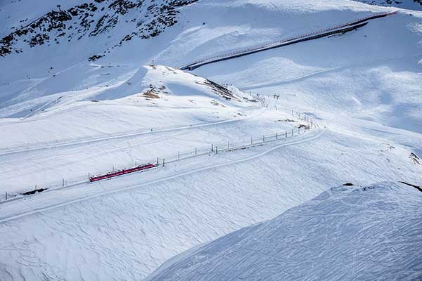 설산을 오르는 융프라우 철도. 100년 넘는 역사를 통해 꾸준히 발전했으며, 최고의 편의성과 정확성을 자랑한다.