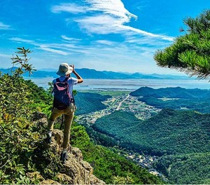 레깅스 노출 마다하고 묵묵히 등산하는 유튜버 '산타윤' 화제